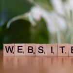 Holzblöcke bilden das Wort Website für Unternehmen in der Region Basel