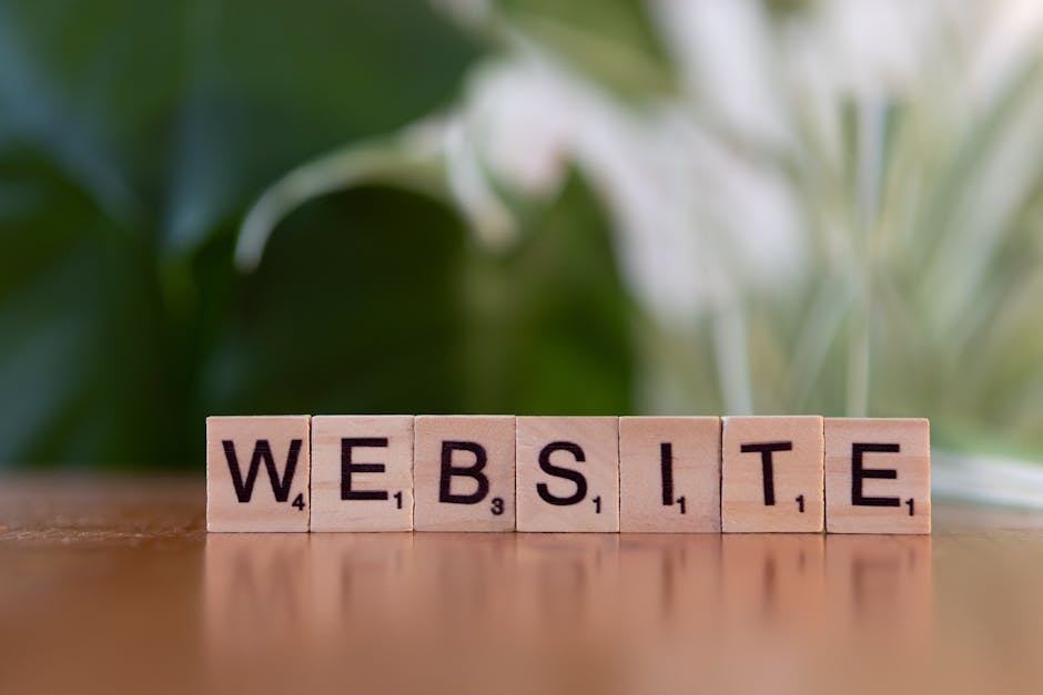 Holzblöcke bilden das Wort Website für Unternehmen in der Region Basel